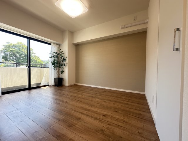 サンクレイン本牧の洋室|プロジェクタースクリーン、大画面テレビなどにも活用できるリビングに隣接しているお部屋です。