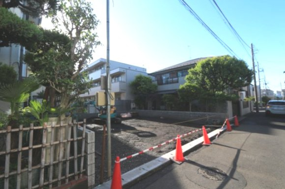 【Blooming Garden】小平市学園東町の外観|不在時の受け取りも可能な宅配BOX付き。非対面での受け取りができるのも嬉しいポイントです。