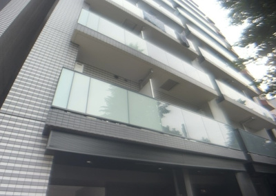 【中庭】 | ステージグランデ八王子Ⅱ | 中庭（パティオ）とは、一つの建築物の内部に設けられた、壁などで囲われている庭のことを指します。コの字型、ロの字型が主流ですが、L字型の中庭もあります。最近では、インテリア性の高さからも人気があります。