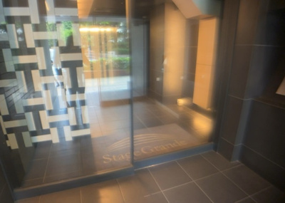 【ロビー】 | ステージグランデ八王子Ⅱ | ラウンジは、マンションの共用スペースに椅子やテーブルなどを配置した利用者が寛げる空間です。屋内型ラウンジと屋外型ラウンジがあります。共用部分の管理状況と合わせて、詳細については現地でご確認ください。