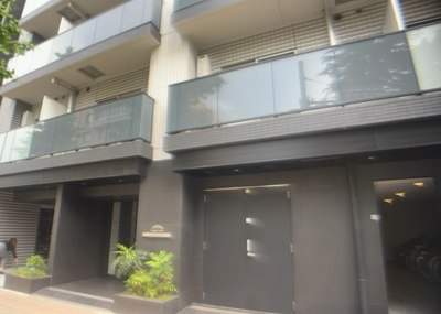 【現況写真】 | ステージグランデ八王子Ⅱ | 道幅が広い場所は日当たりや風通が良好です。幅が広いのですれ違いも可能ですし大きな車でも駐車可能！一方で、大型車が通ることも多くなるため交通量の増加により騒音に繋がります。また土地の値段が高くなります。