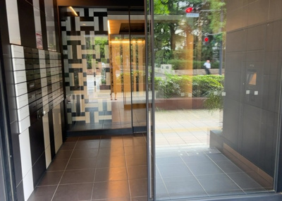 【玄関】 | ステージグランデ八王子Ⅱ | 玄関は家の顔でもあり、家族以外の目にも止まる場所です。玄関は外との間を仕切る扉、靴などをしまっておく収納スペース、靴脱ぎのたたきスペース、来客とのやり取りをするドアホンなど複数のアイテムからなります。