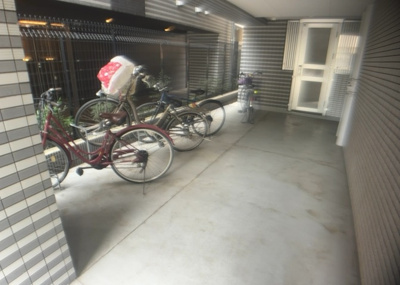 【駐車場】 | ステージグランデ八王子Ⅱ | 車一台あたりに必要なスペースは、標準サイズの普通自動車で横幅2m50cm、長さ5mは必要になります。ただし、乗降のことも考慮して横幅3m30cm、長さ5m50cmほどは確保できるところを選びましょう。