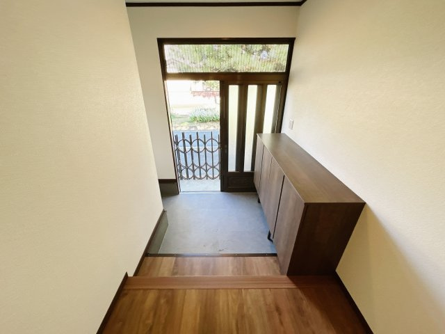 相馬市新沼字刈敷田 陽当たり良好！ 中古平屋住宅 3LDK＋S 不動産プラスの玄関|玄関ホールの写真です。天井壁クロスの張替、床フロアの重ね張り、シューズボックスのクリーニングを行いました。カラーモニター付きインターフォンで、玄関にいらしたお客様を確認してから応対できます。