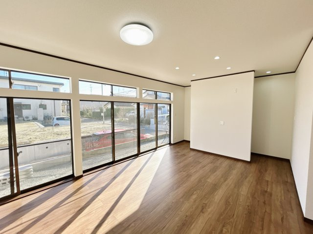 相馬市新沼字刈敷田 陽当たり良好！ 中古平屋住宅 3LDK＋S 不動産プラスの居間・リビング|リビング別角度です。キッチンスペース、ダイニングスペース、リビングスペースときちんとスペースが確保されているLDKなのでお好きな家具家電を設置してもゆったりとくつろぐことができます。