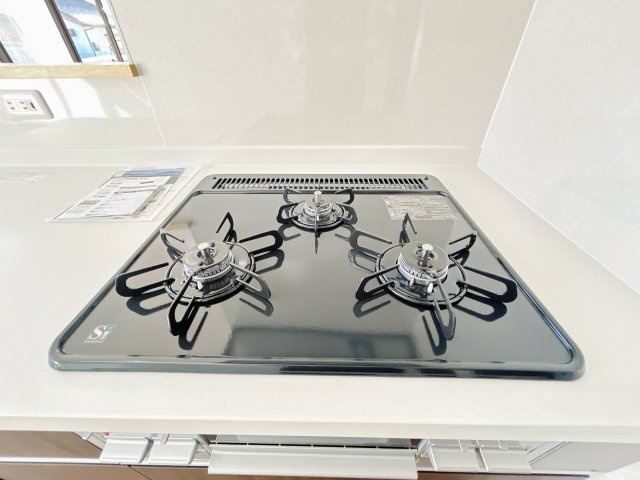 相馬市新沼字刈敷田 陽当たり良好！ 中古平屋住宅 3LDK＋S 不動産プラスのキッチン|新品交換したLIXIL製のキッチンは３口コンロで同時調理が可能。大きなお鍋を置いても困らない広さです。お手入れ簡単なコンロなのでうっかり吹きこぼしてもお掃除ラクラクです。