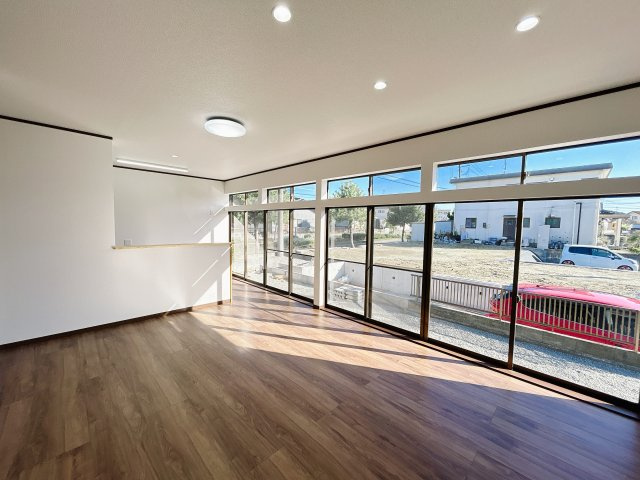 相馬市新沼字刈敷田 陽当たり良好！ 中古平屋住宅 3LDK＋S 不動産プラスの居間・リビング|和室を繋げ約21帖のLDKを作りました。天井壁クロスの張替、床の張替、LIXIL製のシステムキッチンの新品交換を行いました。