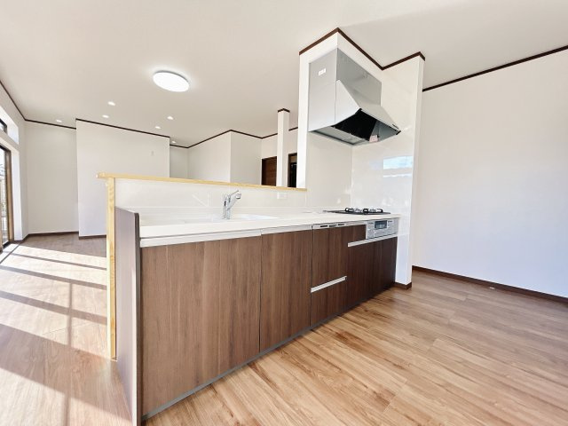 相馬市新沼字刈敷田 陽当たり良好！ 中古平屋住宅 3LDK＋S 不動産プラスのキッチン|キッチンはLIXIL製の新品に交換しました。引出が7つの嬉しい多収納タイプ、天板は熱や傷にも強い人造大理石仕様なので、毎日のお手入れが簡単です。食洗器もついております。
