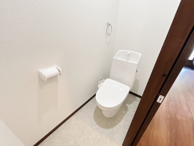 相馬市新沼字刈敷田 陽当たり良好！ 中古平屋住宅 3LDK＋S 不動産プラスのトイレ|トイレはジャニス製の温水洗浄機能付きに新品交換しました。キズや汚れが付きにくい加工が施してあるのでお手入れが簡単です。直接肌に触れるトイレは新品が嬉しいですね。