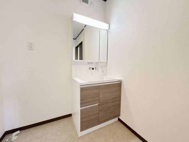 相馬市新沼字刈敷田 陽当たり良好！ 中古平屋住宅 3LDK＋S 不動産プラスの独立洗面台|新品交換する洗面化粧台の水洗は、お湯と水をきちんと使い分けられるエコシングル水洗です。お湯のムダづかいを防ぐので、ガス代も節約。家計に優しい設計です。