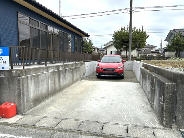 相馬市新沼字刈敷田 陽当たり良好！ 中古平屋住宅 3LDK＋S 不動産プラスの駐車場|駐車場は拡張し縦列二台になります。前面道路も広いので駐車が苦手な方も安心して駐車することができますよ。