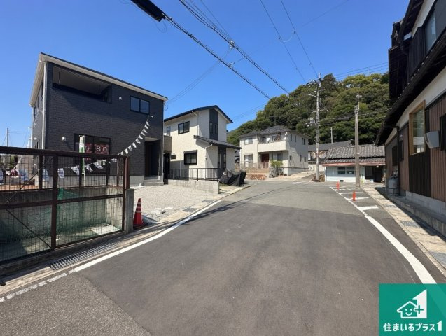 たつの市龍野町日山　第6期　新築一戸建ての前面道路含む現地写真|周辺は閑静な住宅街！前面道路広々で車の出し入れも便利です。駐車が苦手な方でも安心して車庫入れできます！