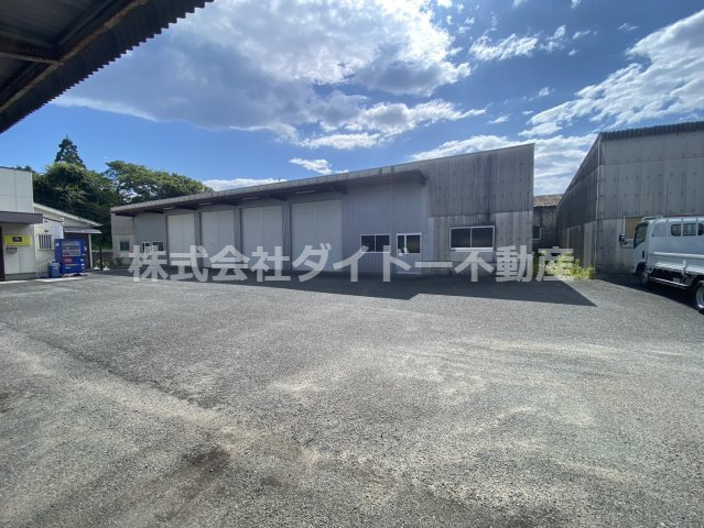飯塚市花瀬の倉庫の駐車場