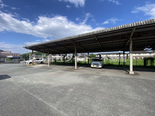 飯塚市花瀬の倉庫の駐車場