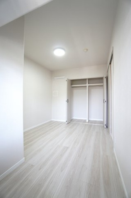 【洋室】 | 【新スタイルリノベ】サーパス田方南 | 【洋室約5.7帖】
どんな家具や敷物でも部屋に馴染みやすく、
コーディネートがし易そうですね。
配置も柔軟に対応できるので身の回りの整理もし易い！
自分好みの空間に出来そうですね！