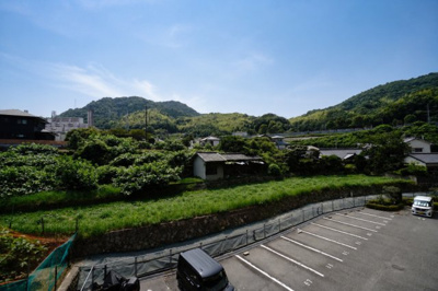 【展望】 | 【新スタイルリノベ】サーパス田方南 | 【四季を感じる】
四季の移ろい・爽やかな青空や風を感じられ
自然を愉しめるパノラマビュー。
毎日の暮らしに余裕を感じさせてくれる、
遮る物の無い開放的な眺望を是非、ご堪能ください。