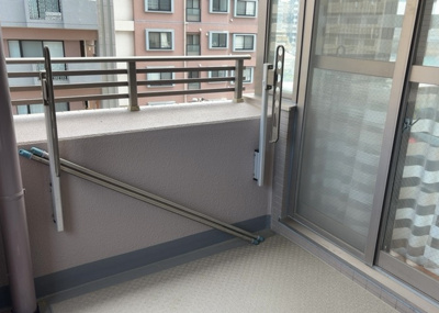 【バルコニー】 | ルイシャトレ相模原 | バルコニーは、室外の専用スペースのうち、「屋根がなく開放された空間」であるものを指します。ベランダより広いタイプのものが多く、日当たりもよいため家庭菜園などを楽しみたい人にとって適した環境となります。