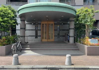 【エントランス】 | ルイシャトレ相模原 | マンションのエントランスには、もともと風よけや防犯の役割がありますが、マンションによって宅配ボックスなどの設備が備わっている所もあります。日々の生活をイメージしながら生活しやすさをチェックしましょう。