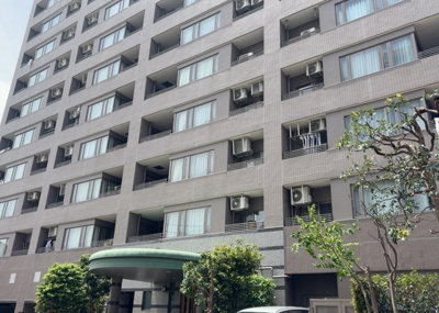 【現況写真】 | ルイシャトレ相模原 | 外観はマンション管理がされているかの目安になります。築年数が古いと、壁面は劣化してひび割れが生じることも！建物が古びていても細かいところが修繕されていると、きちんと管理されているなぁと感じるでしょう。