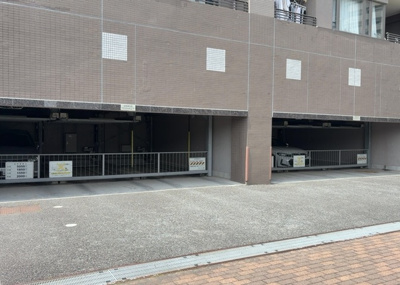 【駐車場】 | ルイシャトレ相模原 | 車一台あたりに必要なスペースは、標準サイズの普通自動車で横幅2m50cm、長さ5mは必要になります。ただし、乗降のことも考慮して横幅3m30cm、長さ5m50cmほどは確保できるところを選びましょう。
