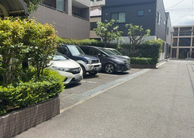 【駐車場】 | ルイシャトレ相模原 | 駐車場と明記されていても、最小スペースでつくられた駐車場だと大型車は駐車できなかったり、出入りしにくくなったりする可能性があります。お車のサイズと購入したい物件の駐車場のサイズを現地で確認しましょう。