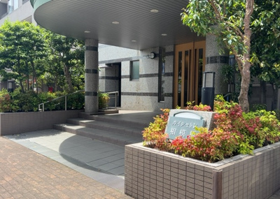 【中庭】 | ルイシャトレ相模原 | 中庭（パティオ）とは、一つの建築物の内部に設けられた、壁などで囲われている庭のことを指します。コの字型、ロの字型が主流ですが、L字型の中庭もあります。最近では、インテリア性の高さからも人気があります。