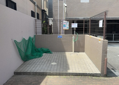 【設備】 | ルイシャトレ相模原 | 共有部分は、住民なら誰もが使える設備のこと。例えば駐車場やエレベーター、インターネット設備、セキュリティ設備などがあります。他にも、マンションの廊下・外部階段やエントランス・ゴミ置き場などがあります。