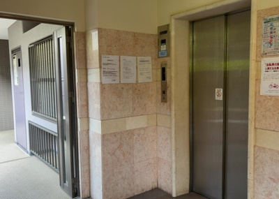 【その他共用部分】 | ルイシャトレ相模原 | 共有部分は、住民なら誰もが使える設備のこと。例えば駐車場やエレベーター、インターネット設備、セキュリティ設備などがあります。他にも、マンションの廊下・外部階段やエントランス・ゴミ置き場などがあります。