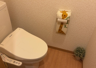 【トイレ】 | ルイシャトレ相模原 | トイレは大きさや形、機能、抗菌性などが異なる多種多彩なタイプが各メーカーから出ています。それぞれに良さがあるため、事前にどういったタイプのトイレがいいのかをご家庭内で決めて、内見に行くといいでしょう。