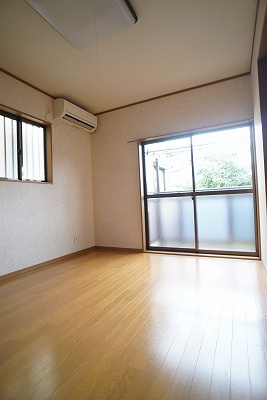 【居間・リビング】 | かえるコーポ | 陽が差し込む洋室