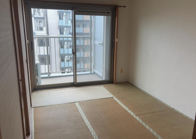 【洋室】 | 東建狭間マンション | 洋室のメリットは重い家具が置きやすく、身の回りが整理しやすいことです。 床がフローリングのため畳とは異なり凹みにくいです。 クローゼットなど収納が豊富で、普段使わない旅行カバンや服の整頓も簡単にです。