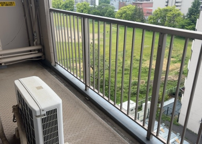 【バルコニー】 | 東建狭間マンション | バルコニーは、室外の専用スペースのうち、「屋根がなく開放された空間」であるものを指します。ベランダより広いタイプのものが多く、日当たりもよいため家庭菜園などを楽しみたい人にとって適した環境となります。