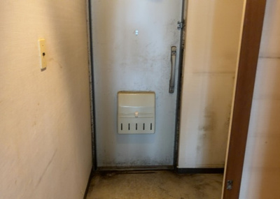 【玄関】 | 東建狭間マンション | 玄関は家の顔でもあり、家族以外の目にも止まる場所です。玄関は外との間を仕切る扉、靴などをしまっておく収納スペース、靴脱ぎのたたきスペース、来客とのやり取りをするドアホンなど複数のアイテムからなります。