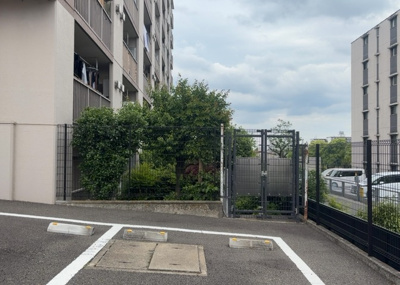 【庭】 | 東建狭間マンション | 物件によっては、入居者が個人的に使用できる専用庭がついているものもあります。また、住宅の中にある土間の部分を庭と呼ぶこともあります。庭の用途は住む人によって変わり、それによってデザインもさまざまです。