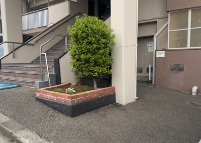 【中庭】 | 東建狭間マンション | 中庭（パティオ）とは、一つの建築物の内部に設けられた、壁などで囲われている庭のことを指します。コの字型、ロの字型が主流ですが、L字型の中庭もあります。最近では、インテリア性の高さからも人気があります。