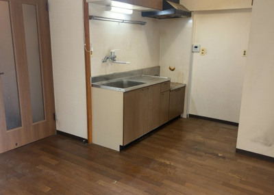 【キッチン】 | 東建狭間マンション | L型アイランドタイプは、キッチンからダイニングにもリビングにも目が行き届くので、とても使いやすい配置です。L字型独立タイプは、キッチンを独立させてるためLDKというよりもLDといった様なイメージです。