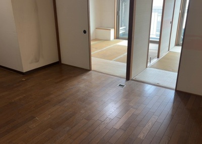 【居間・リビング】 | 東建狭間マンション | 直線タイプはLとDKを一直線に並べた形で対面キッチンのタイプです。一般的なのでよく見かけるかもしれません。直線タイプに似た直接アイランドタイプは、キッチンとダイニングの間に壁がない分広く感じられます。