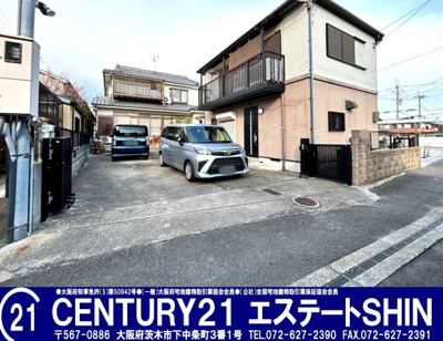 【外観】 | 高槻市下田部町一丁目 | ■大家族でもゆとりの８ＬＤＫ、駐車スペースも４台は余裕で駐車できる広さです。■玄関も玄関ホールも広々しています。