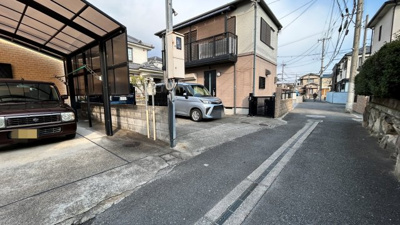 【前面道路含む現地写真】 | 高槻市下田部町一丁目 | ■システムキッチン（ガラストップコンロ・食器洗い乾燥機付・オーブン付■ユニットバス（浴室換気乾燥機付）■広々した南向きの縁側も素敵ですよ■収納力のある屋根裏収納庫付■トイレ2ヶ所
・洗面台2ヶ所あり