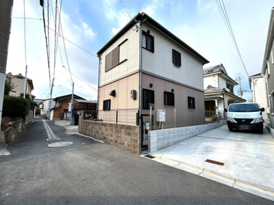 【前面道路含む現地写真】 | 高槻市下田部町一丁目 | ■表側の１軒は離れ的な感じでお使いいただけますよ。広いフリースペースは使い方自由■軽量鉄骨造スレート葺2階建・建物面積／1階33.12米・2階33.12米・延べ66.24米・平成14年9月新築