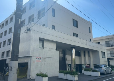 【現況写真】 | メゾンドノア明神町 | 外観はマンション管理がされているかの目安になります。築年数が古いと、壁面は劣化してひび割れが生じることも！建物が古びていても細かいところが修繕されていると、きちんと管理されているなぁと感じるでしょう。