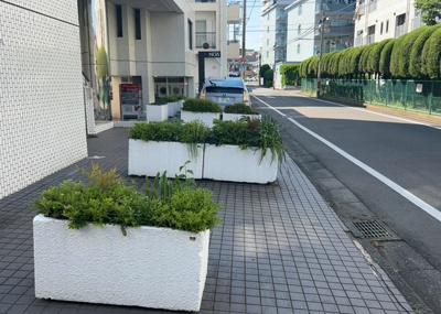 【駐車場】 | メゾンドノア明神町 | 車一台あたりに必要なスペースは、標準サイズの普通自動車で横幅2m50cm、長さ5mは必要になります。ただし、乗降のことも考慮して横幅3m30cm、長さ5m50cmほどは確保できるところを選びましょう。