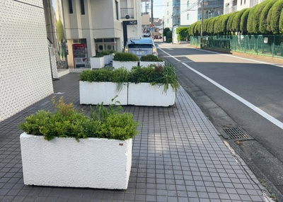 【駐車場】 | メゾンドノア明神町 | 駐車場と明記されていても、最小スペースでつくられた駐車場だと大型車は駐車できなかったり、出入りしにくくなったりする可能性があります。お車のサイズと購入したい物件の駐車場のサイズを現地で確認しましょう。