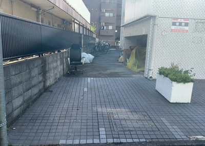 【庭】 | メゾンドノア明神町 | 物件によっては、入居者が個人的に使用できる専用庭がついているものもあります。また、住宅の中にある土間の部分を庭と呼ぶこともあります。庭の用途は住む人によって変わり、それによってデザインもさまざまです。