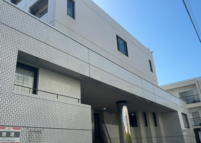【中庭】 | メゾンドノア明神町 | 中庭（パティオ）とは、一つの建築物の内部に設けられた、壁などで囲われている庭のことを指します。コの字型、ロの字型が主流ですが、L字型の中庭もあります。最近では、インテリア性の高さからも人気があります。