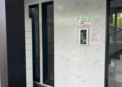 【受付】 | メゾンドノア明神町 | 受付はマンションコンシェルジュがいる場合もあれば、管理人が滞在する小部屋を総称して呼ぶことがあります。主にエントランスに設置されていることから、防犯面でも期待ができます。防犯設備がない場合はより安心！