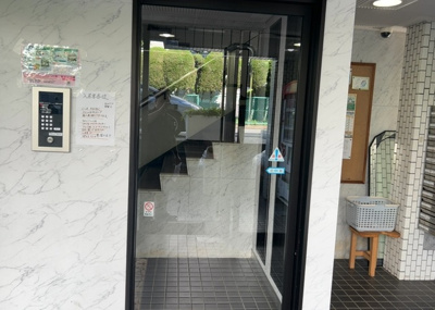 【ロビー】 | メゾンドノア明神町 | ラウンジは、マンションの共用スペースに椅子やテーブルなどを配置した利用者が寛げる空間です。屋内型ラウンジと屋外型ラウンジがあります。共用部分の管理状況と合わせて、詳細については現地でご確認ください。