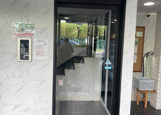 【ロビー】 | メゾンドノア明神町 | ロビーというと、エントランスと何がちがうの？と思いますよね。実はロビーとエントランスには明確な決まりはありません。物件によっては、エントランスを入って広がるある程度の広さのある空間がロビーとなります。