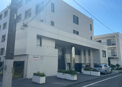 【構造・工法・仕様】 | メゾンドノア明神町 | ＲＣ造、Reinforced Concreteは直訳すると補強されたコンクリートです。主に柱や梁・床・壁が鉄筋とコンクリートで構成おり、鉄筋を組んだ型枠にコンクリートを流し込んで固めたものを指します。