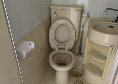 【トイレ】 | メゾンドノア明神町 | トイレは大きさや形、機能、抗菌性などが異なる多種多彩なタイプが各メーカーから出ています。それぞれに良さがあるため、事前にどういったタイプのトイレがいいのかをご家庭内で決めて、内見に行くといいでしょう。